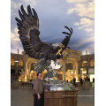 La principal fabricación de bronce produce la gran escultura de águila de bronce para el paisajismo